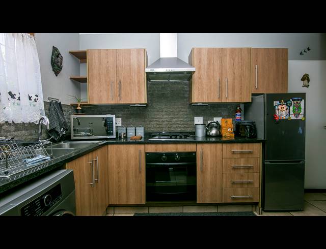 2 BEDROOM SIMPLEX RENTED IN HONEYDEW RIDGE
